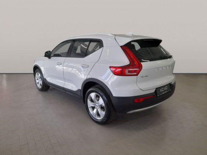 Volvo XC40, T3 1.5L 163 HP MOMENTUM AT8 FW, barva bílá