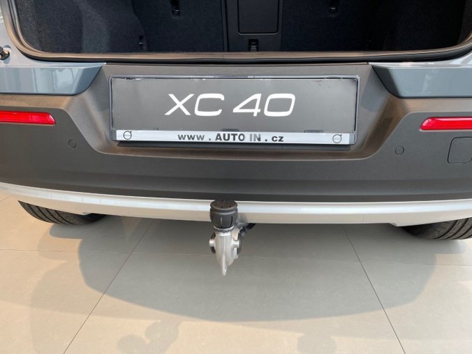 Volvo XC40, SUV, MOMENTUM PRO SUV 2,0 B4 Mild-Hybrid, barva šedá