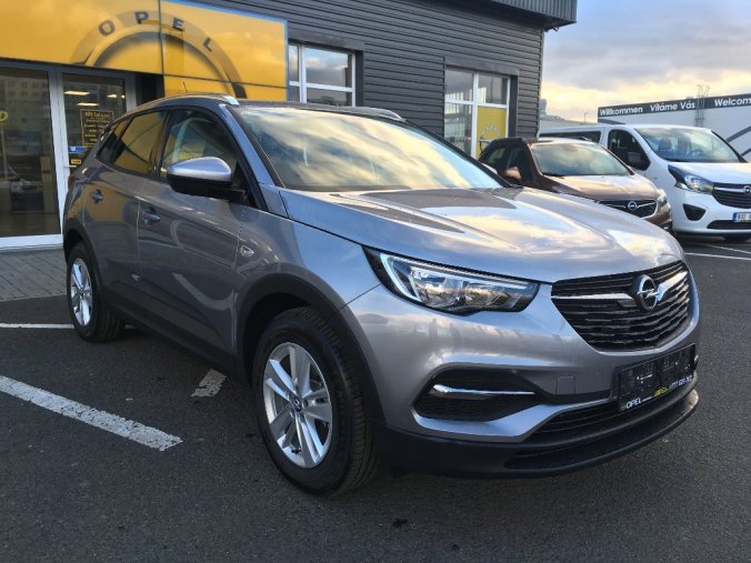 Opel Grandland X, 130 koní, barva šedá