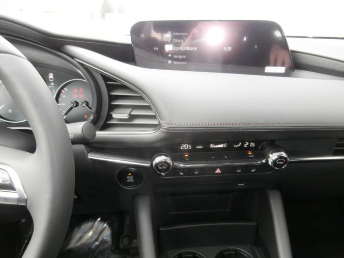 Mazda 3, Skyactiv G122, barva bílá