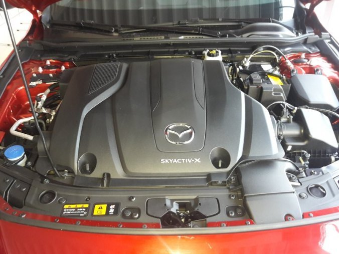 Mazda 3, Skyactiv-X181, barva červená