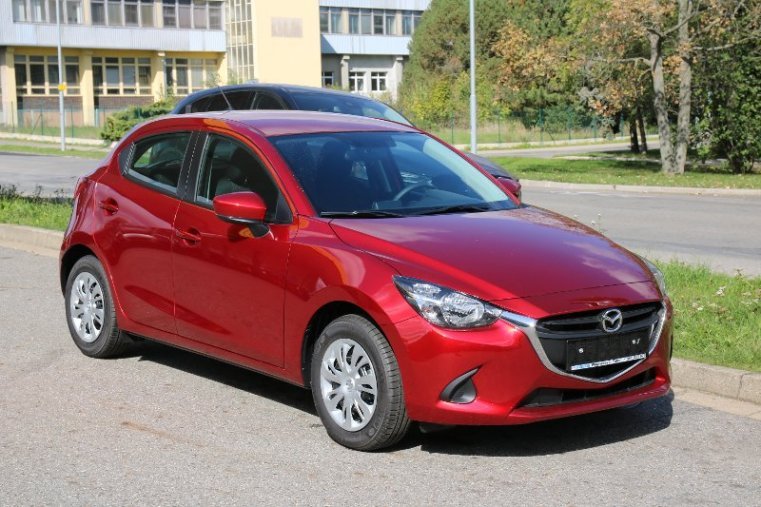 Mazda 2, 1,5G 75k, barva červená