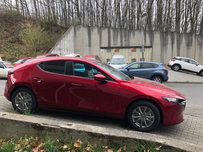 Mazda 3, 2.0i G 122K, barva červená