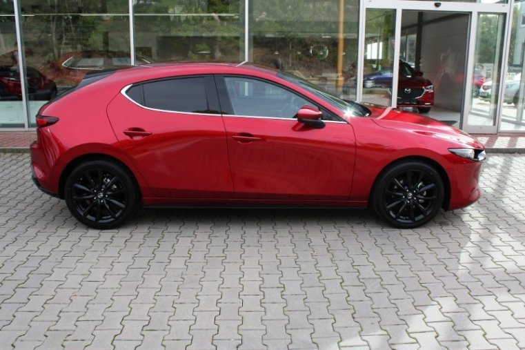 Mazda 3, SKYACTIV-X, barva červená