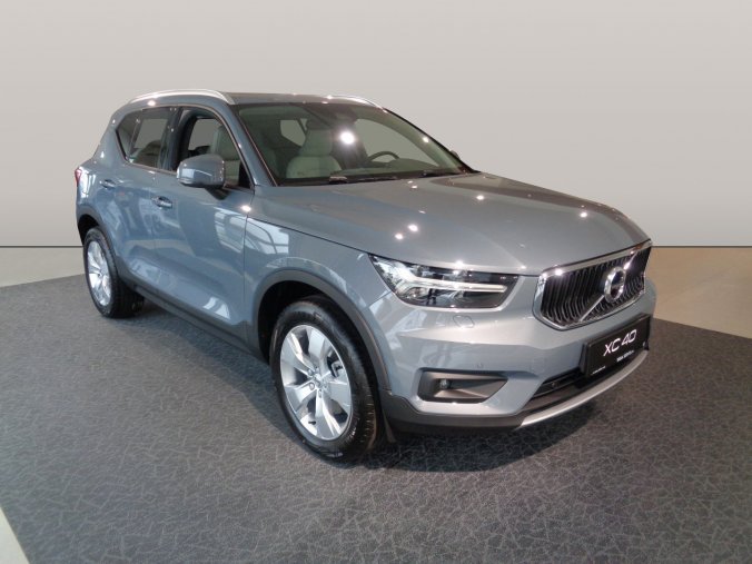 Volvo XC40, T4 2.0L 190 HP MOMENTUM PRO AT8 AWD, barva šedá