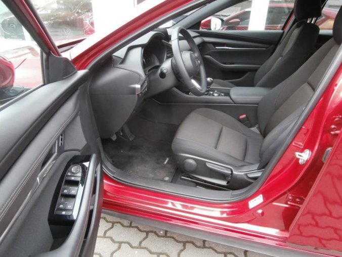 Mazda 3, Skyactiv G122, barva červená