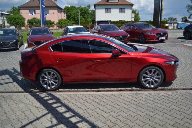 Mazda 3, Skyactiv G122, barva červená