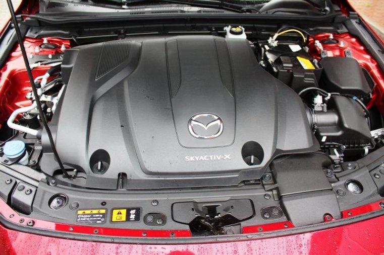 Mazda 3, SKYACTIV-X, barva červená