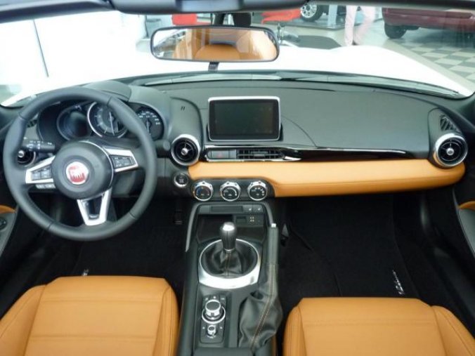 Fiat 124 Spider, 1.4 140k MT Lusso, barva bílá