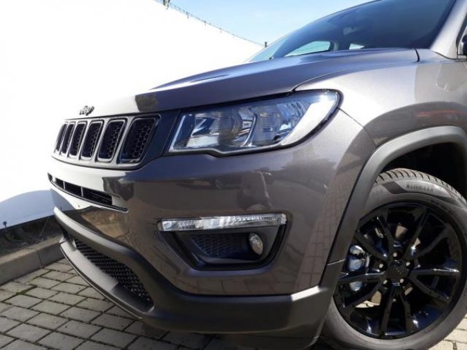 Jeep Compass, 1.3 130 PS NIGHT EAGLE skladem, barva šedá