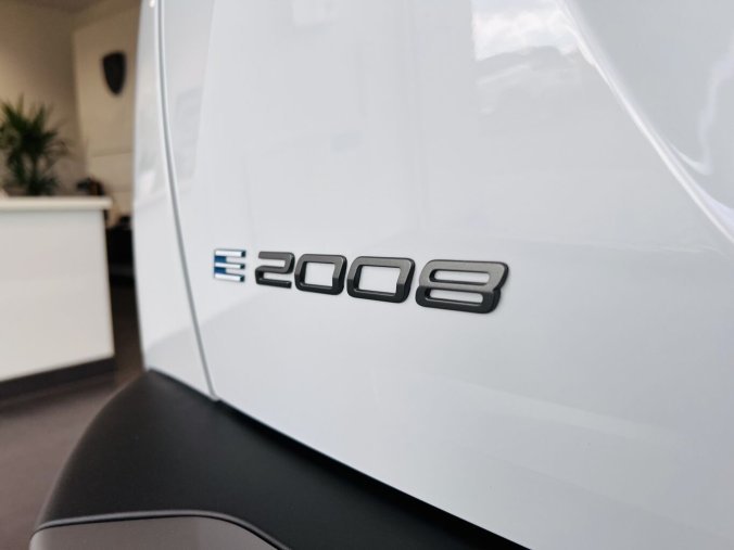 Peugeot 2008, Peugeot 2008 GT Elektromobil, 100 kW, barva bílá