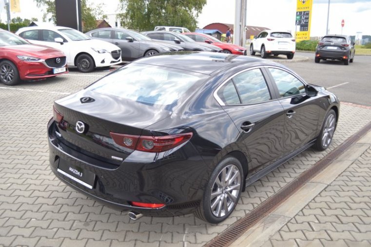 Mazda 3, Skyactiv G122, barva černá