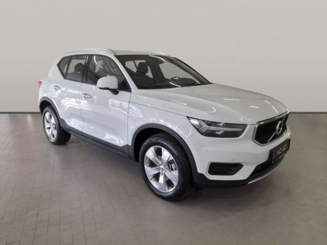 Volvo XC40, T3 1.5L 163 HP MOMENTUM AT8 FW, barva bílá