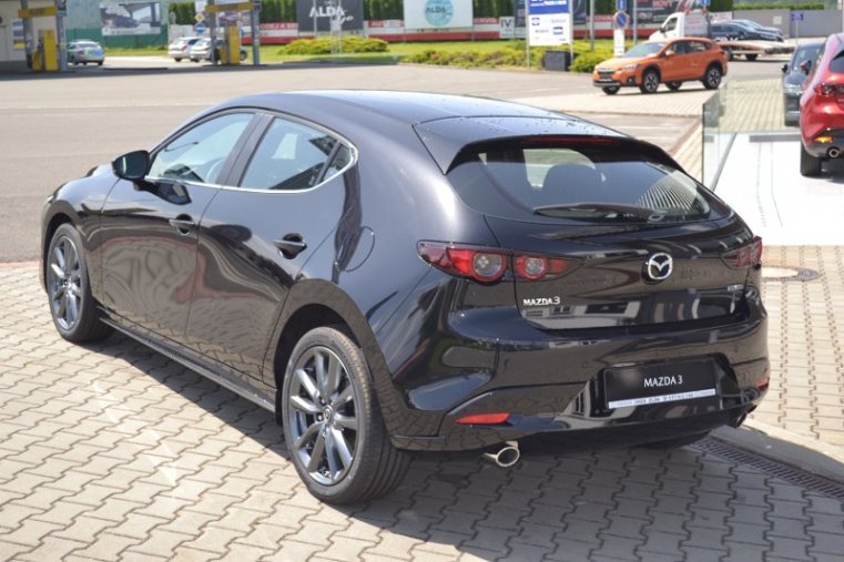 Mazda 3, Skyactiv G122, barva černá