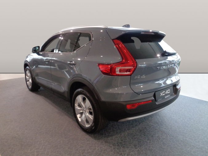 Volvo XC40, T4 2.0L 190 HP MOMENTUM PRO AT8 AWD, barva šedá