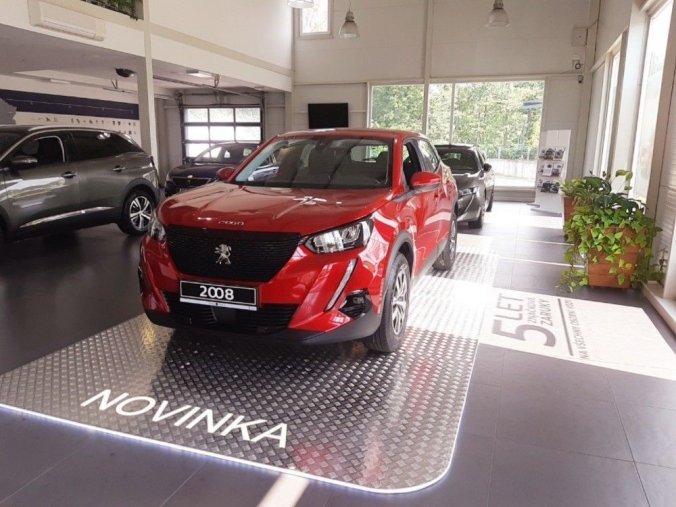 Peugeot 2008, Active 1,2 PureTech 100 74 kW, barva červená