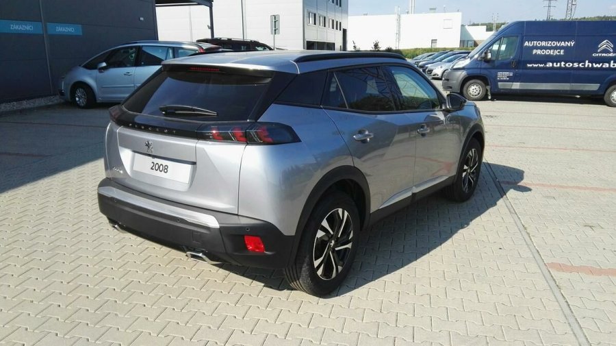 Peugeot 2008, Peugeot 2008 ALLURE PACK 1.2i 130k AUT8 NAV, barva stříbrná