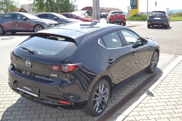 Mazda 3, Skyactiv G122, barva černá