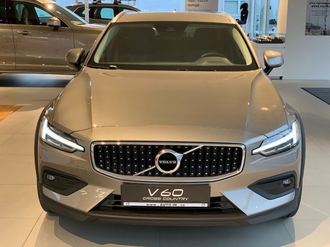 Volvo V60, kombi, Cross Country Pro 2,0 B5 Mild-Hybrid, barva stříbrná