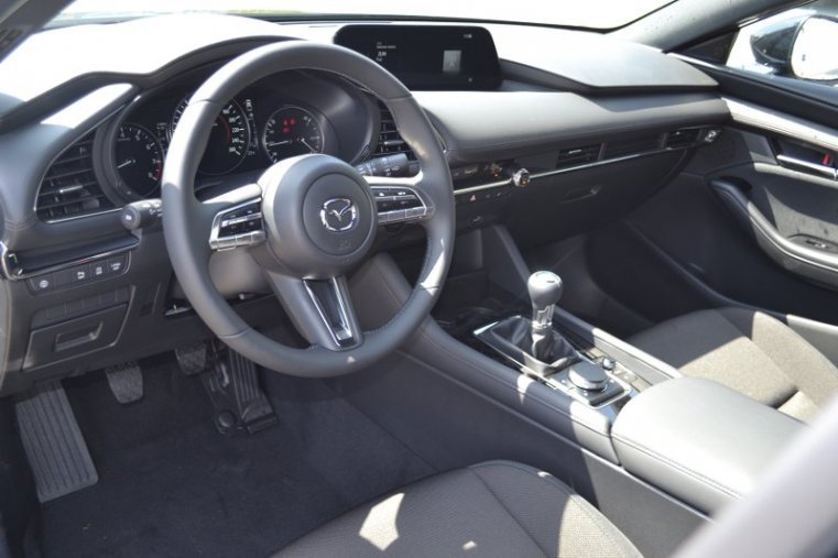 Mazda 3, Skyactiv G122, barva černá