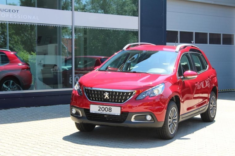 Peugeot 2008, ACTIVE 1.2 61kW, barva červená