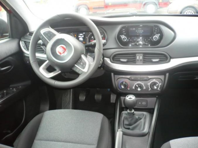 Fiat Tipo, SW 1.4 95k Street Italia, barva červená