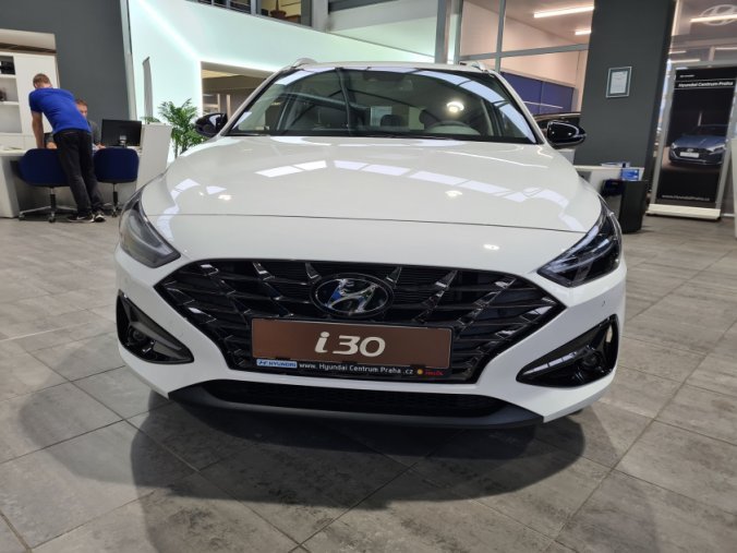 Hyundai i30, 1,5 T-GDI 117 kW DCT MHEV, barva bílá