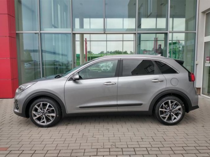 Kia Niro, 1.6 GDi HEV 6DCT Spring ed., barva stříbrná