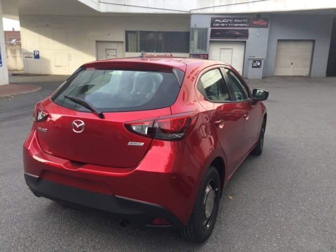 Mazda 2, 1.5i G 75K, barva červená