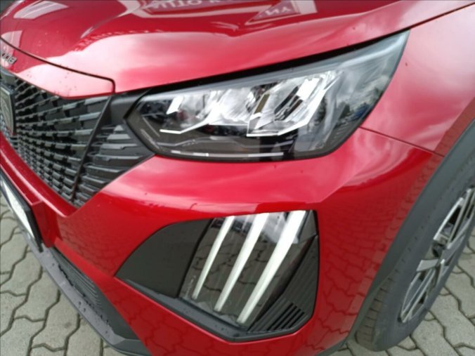 Peugeot 2008, Peugeot 2008 1,2 Active 1.2 PureTech 100k MAN6, barva červená