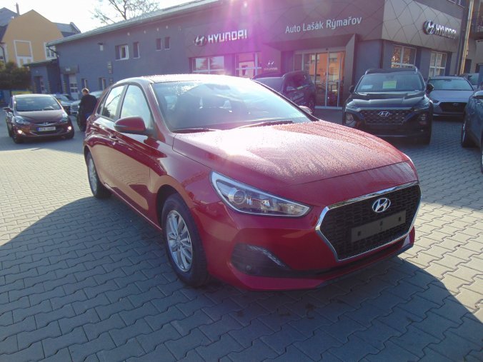 Hyundai i30, 1,4i 73 kW (95 NAT) 6 st. man, barva červená