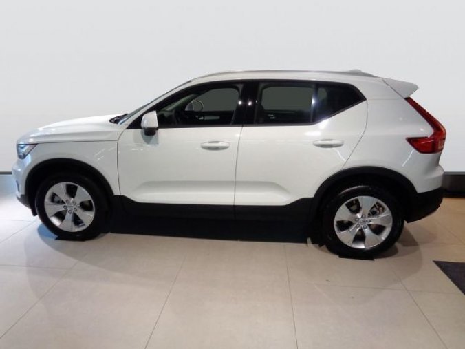 Volvo XC40, T3 1.5L 163 HP MOMENTUM CORE A, barva bílá