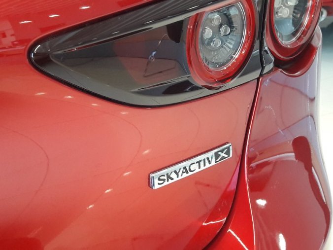 Mazda 3, Skyactiv-X181, barva červená