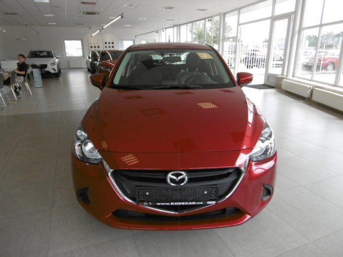 Mazda 2, 1,5i 90koní, barva červená