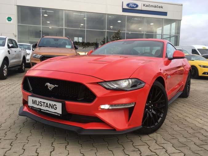 Ford Mustang, V8 GT, Fastback, 5.0 GT 330 kW/449 k, 10st. automatická, barva červená