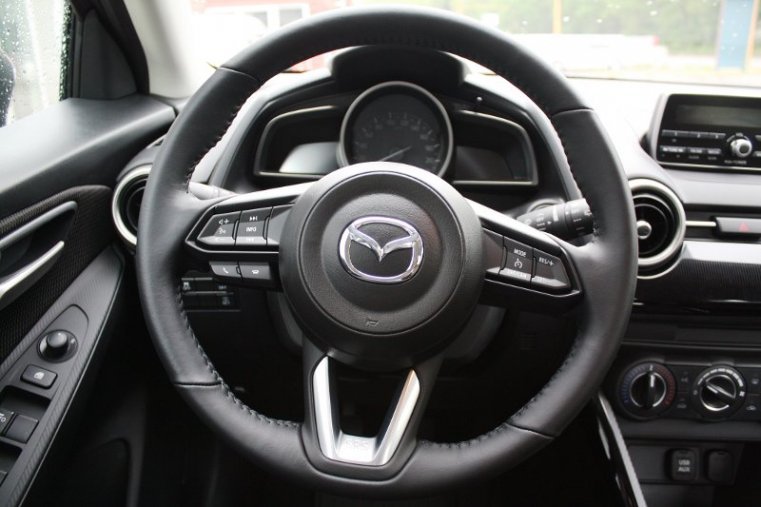 Mazda 2, Skyactiv-G, barva červená