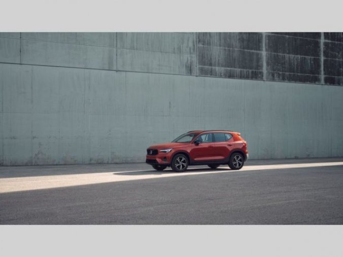 Volvo XC40, B4 2.0L 197+14 HP AT7 AWD PLUS, barva červená