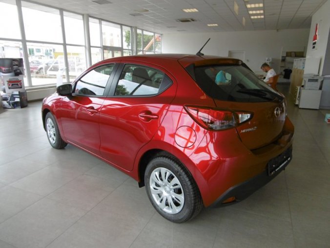 Mazda 2, 1,5i 90koní, barva červená