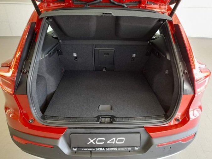 Volvo XC40, T3 1.5L 163 HP MOMENTUM PRO AT, barva červená