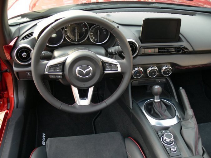 Mazda MX-5, 2.0 Skyactiv G184 + NAVI, barva červená