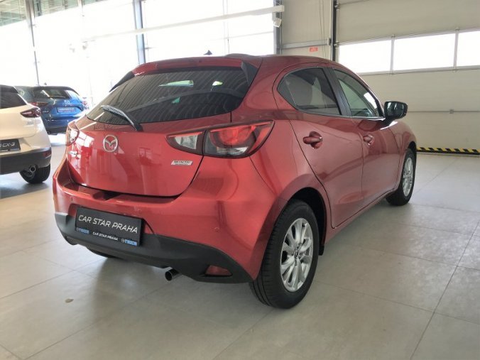 Mazda 2, 1.5i, barva červená