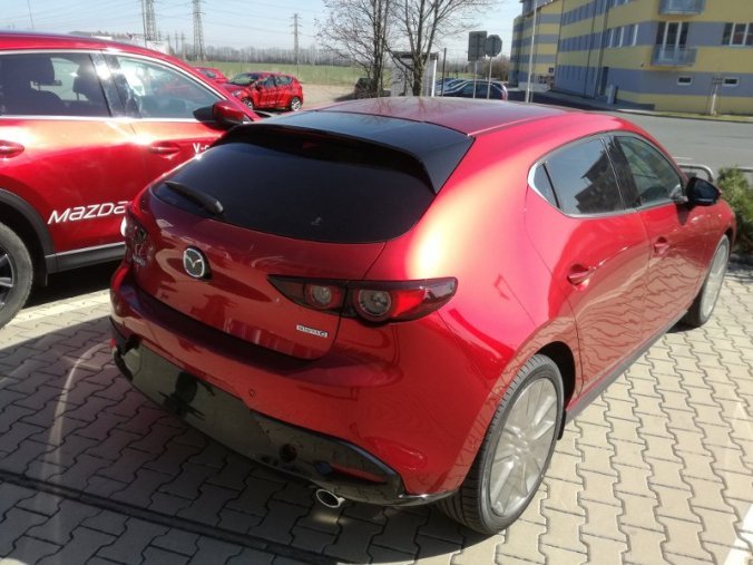 Mazda 3, 2,0 122k - k odběru v srpnu 2019, barva červená