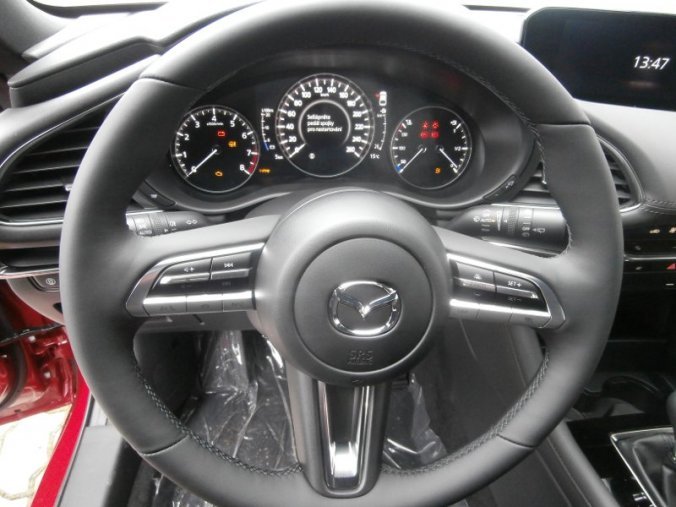 Mazda 3, Skyactiv G122, barva červená