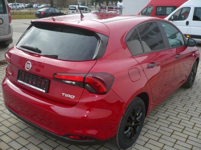 Fiat Tipo, HB 1.4 95k Street Italia, barva červená