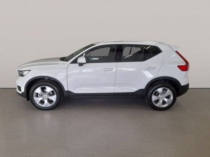 Volvo XC40, T3 1.5L 163 HP MOMENTUM AT8 FW, barva bílá