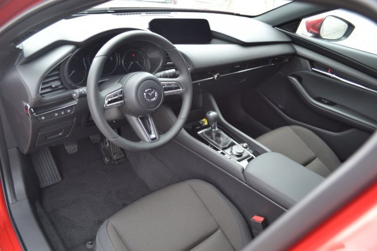 Mazda 3, Skyactiv G122, barva červená