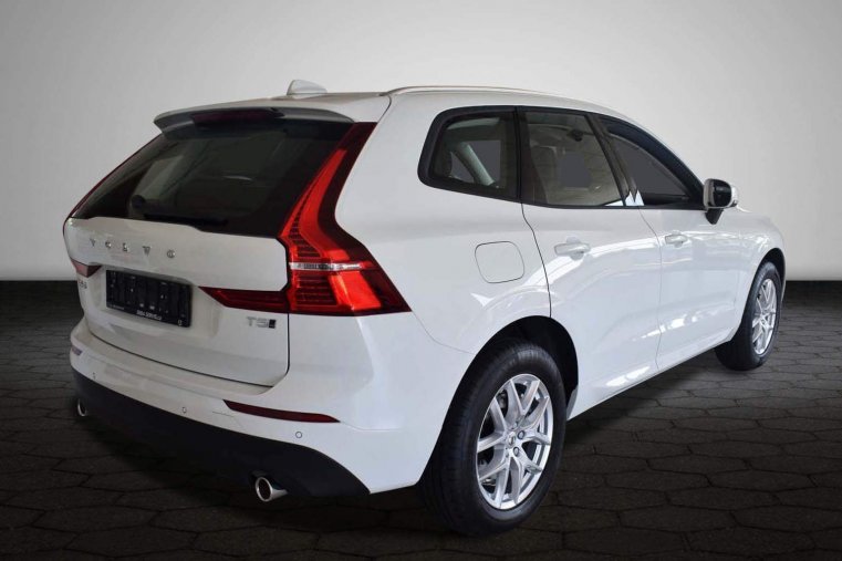 Volvo XC60, T5 2.0L 250 HP MOMENTUM AT8 AWD, barva bílá