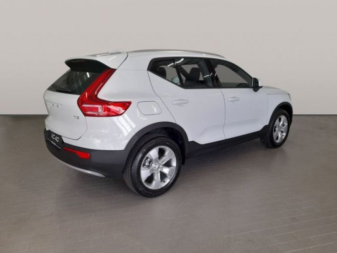 Volvo XC40, T3 1.5L 163 HP MOMENTUM AT8 FW, barva bílá