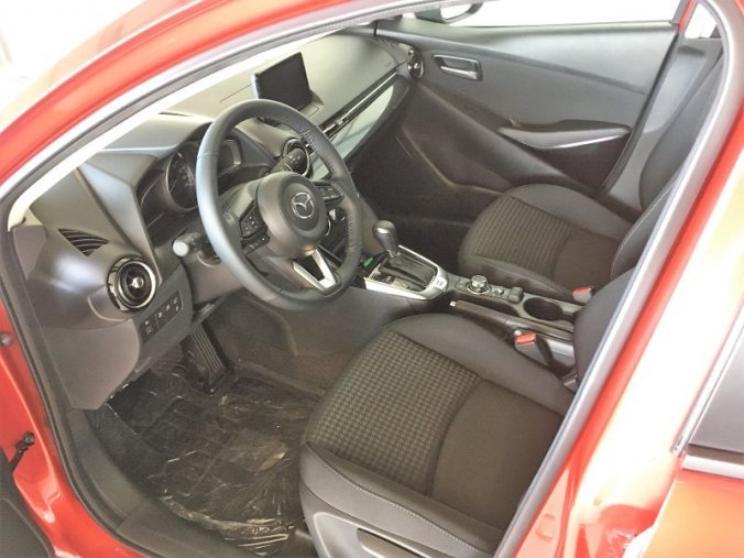 Mazda 2, 1.5i, barva červená