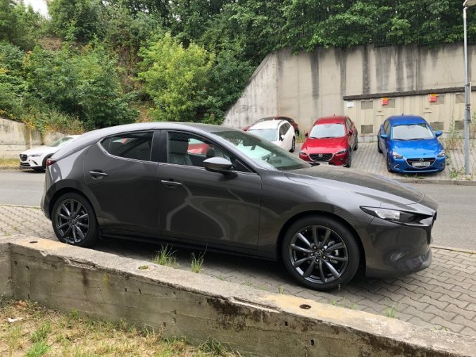 Mazda 3, 2.0i G122, barva šedá